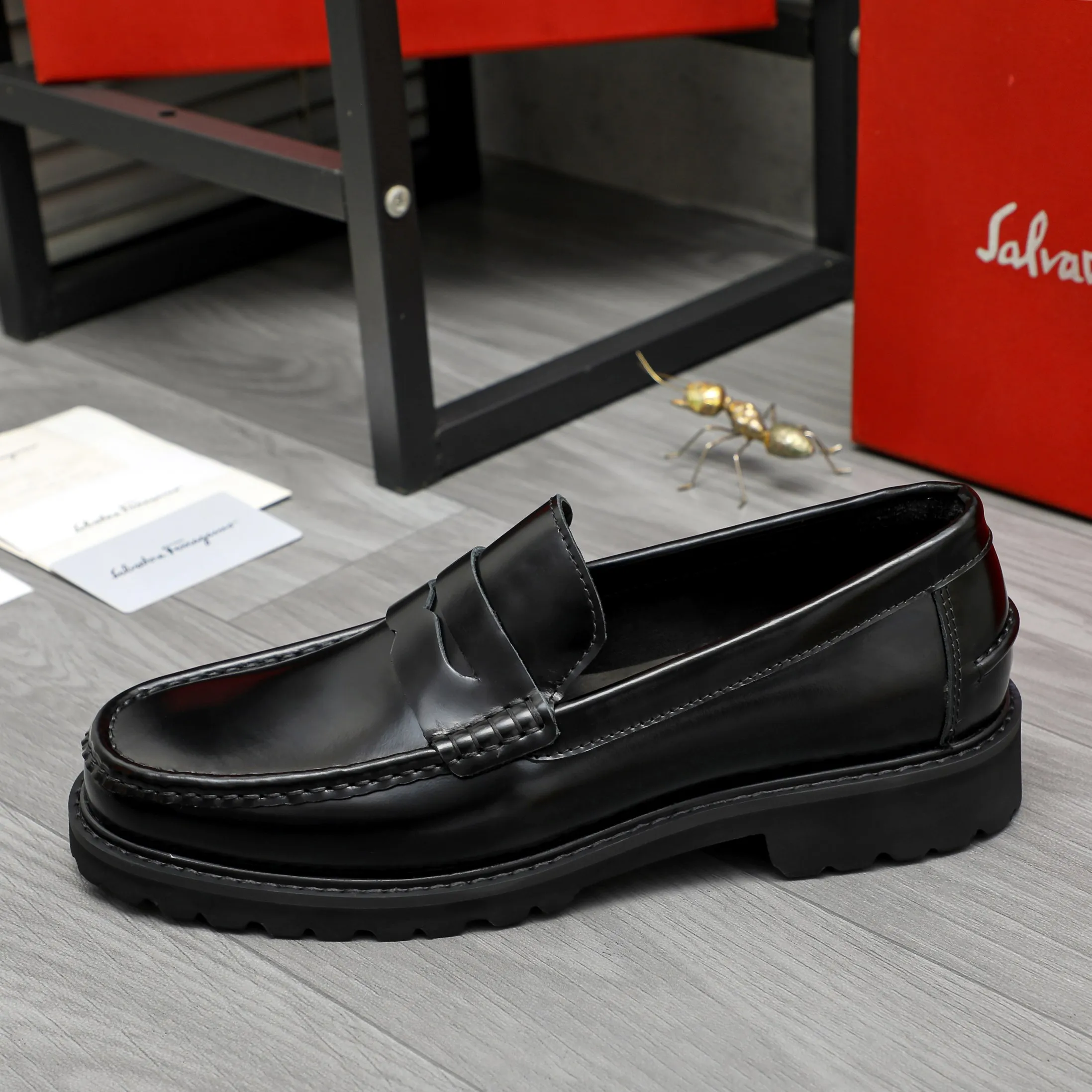Men's shoes 💰442 Product trademark: Ferragamo "Ferragamo" business formal leather shoes Regular size: 38-46 (45.46 custom-made and non-returnable) Product materials: Selected pearlescent cowhide upper, cowhide lining, non-slip rubber outsole
